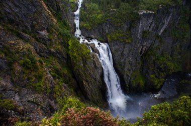 Yağmur sonra Norveç'in dağlarında düşüyor