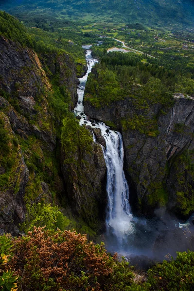 Cadute nelle montagne della Norvegia dopo la pioggia — Foto Stock