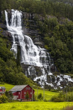Yağmur sonra Norveç'in dağlarında düşüyor