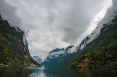 Yaz güzel Norveç manzaraya