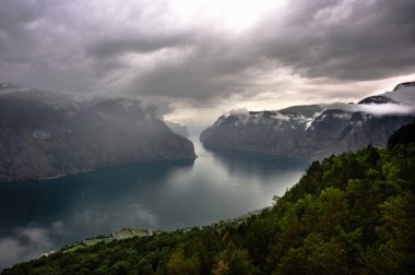 Yaz güzel Norveç manzaraya