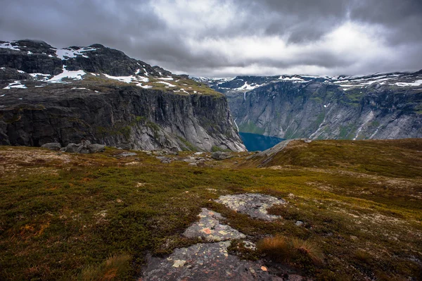 Η άποψη του καλοκαίρι του Trolltunga σε Odda, λίμνη Ringedalsvatnet, Νορβηγία — Φωτογραφία Αρχείου