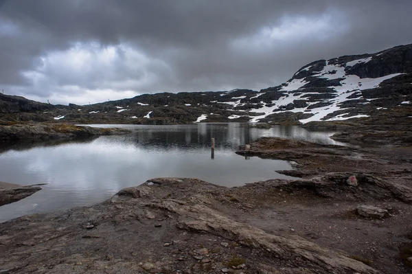 Letní pohled Trolltunga v Odda, Ringedalsvatnet jezero, Norsko — Stock fotografie