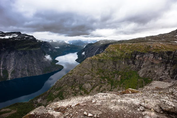 Sommaren beskåda av Trolltunga i Odda, Ringedalsvatnet sjön, Norge — Stockfoto
