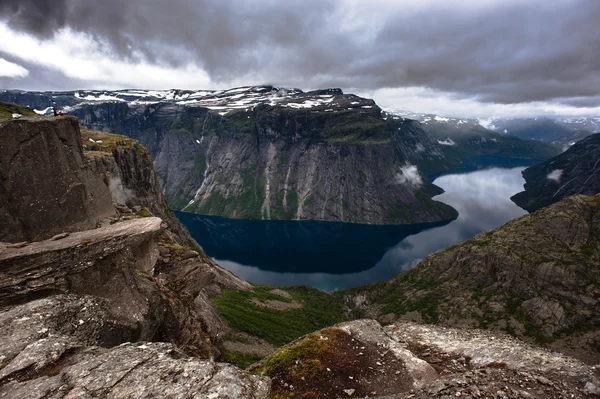 Letní pohled Trolltunga v Odda, Ringedalsvatnet jezero, Norsko — Stock fotografie