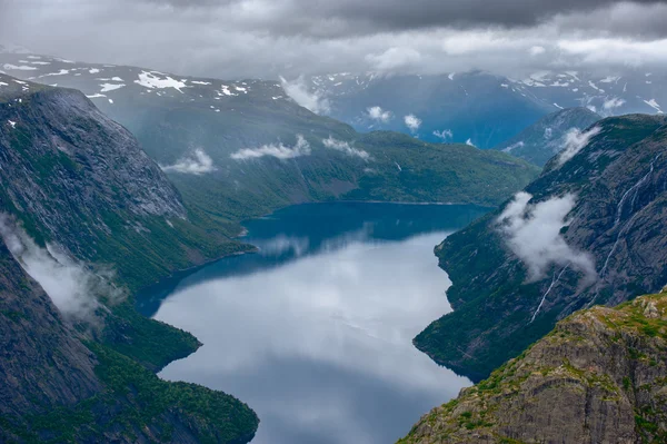 Der sommerliche Blick auf trolltunga in odda, ringedalsvatnet Lake, Norwegen — Stockfoto