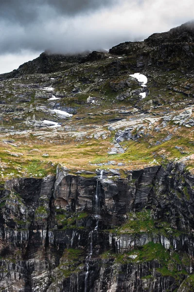 Widok latem Język trolla w Odda, Ringedalsvatnet jezioro, Norwegia — Zdjęcie stockowe