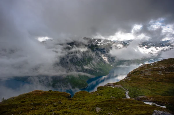 Η άποψη του καλοκαίρι του Trolltunga σε Odda, λίμνη Ringedalsvatnet, Νορβηγία — Φωτογραφία Αρχείου