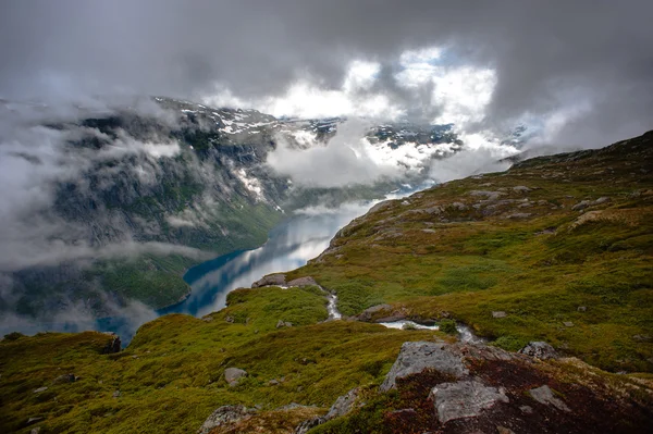 Widok latem Język trolla w Odda, Ringedalsvatnet jezioro, Norwegia — Zdjęcie stockowe
