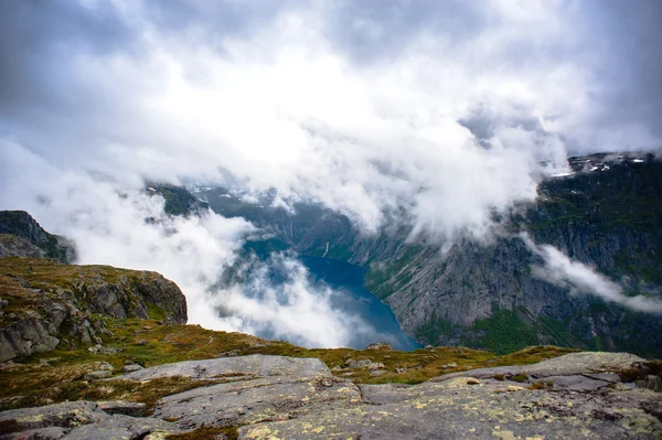 Widok latem Język trolla w Odda, Ringedalsvatnet jezioro, Norwegia — Zdjęcie stockowe