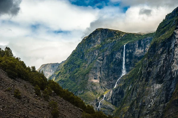 Cadute nelle montagne della Norvegia dopo la pioggia — Foto Stock