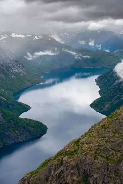 Trolltunga 在冷冻法，Ringedalsvatnet 湖，挪威夏天视图 图库照片