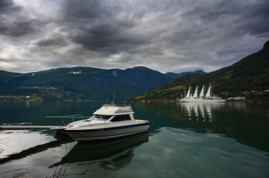 Yaz güzel Norveç manzaraya