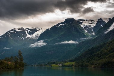 Yaz güzel Norveç manzaraya
