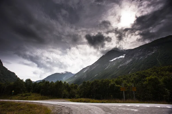 Il bellissimo paesaggio norvegese in estate — Foto Stock