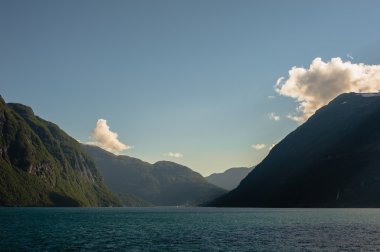 Yaz güzel Norveç manzaraya