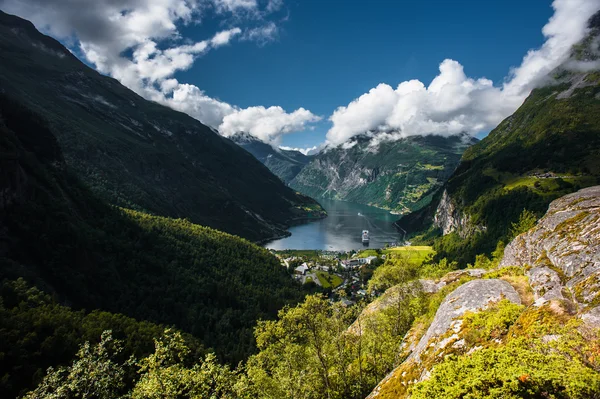 Kryssningsfartyg i Geiranger fjord, Norge — Stockfoto