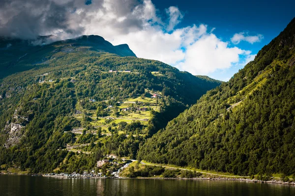 Il bellissimo paesaggio norvegese in estate — Foto Stock