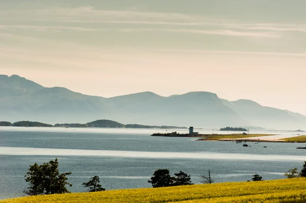 Il bellissimo paesaggio norvegese in estate — Foto Stock