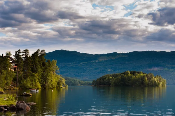 El hermoso paisaje de Noruega en verano —  Fotos de Stock