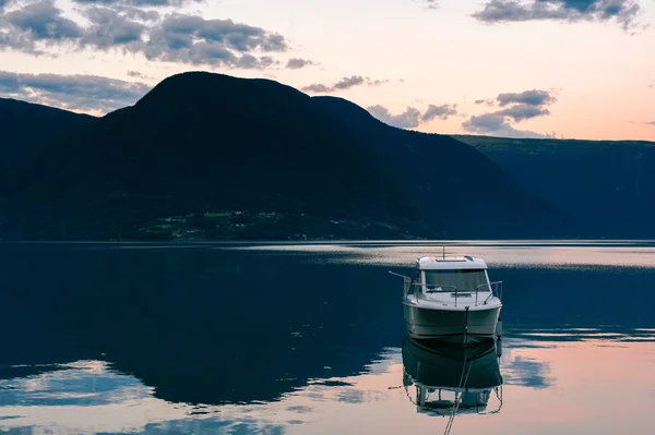 El hermoso paisaje de Noruega en verano —  Fotos de Stock