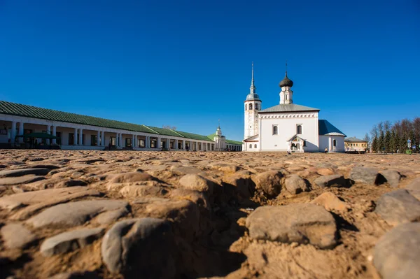 Alte russische Stadtlandschaft mit Kirche. Blick auf das Stadtbild von Susdal. — Stockfoto