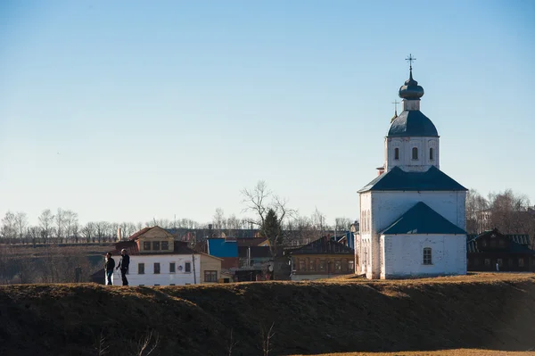 Старый русский городской пейзаж с церковью. Вид на город Суздаль . — стоковое фото