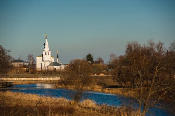 Paisagem antiga da cidade russa com igreja. Vista da paisagem urbana de Suzdal . — Fotografia de Stock