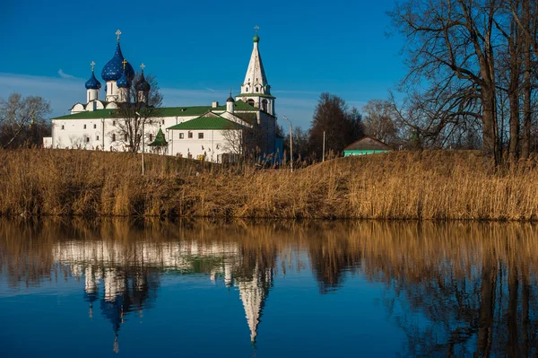 Vecchio paesaggio urbano russo con chiesa. Veduta del paesaggio urbano di Suzdal . — Foto Stock