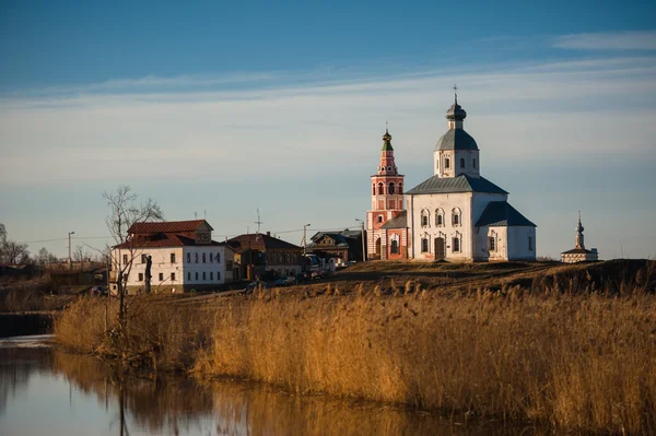 Paisagem antiga da cidade russa com igreja. Vista da paisagem urbana de Suzdal . — Fotografia de Stock