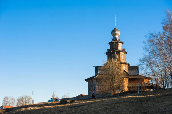 Старый русский городской пейзаж с церковью. Вид на город Суздаль . — стоковое фото