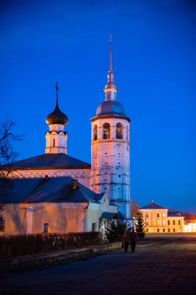 Vecchio paesaggio urbano russo con chiesa. Veduta del paesaggio urbano di Suzdal . — Foto Stock