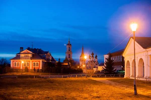 Alte russische Stadtlandschaft mit Kirche. Blick auf das Stadtbild von Susdal. — Stockfoto