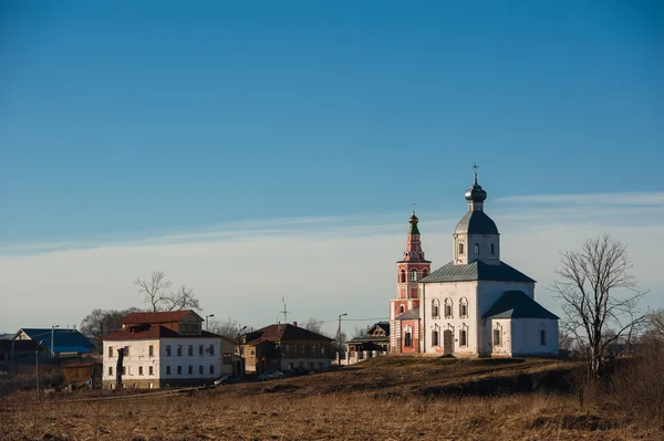 Vecchio paesaggio urbano russo con chiesa. Veduta del paesaggio urbano di Suzdal . — Foto Stock