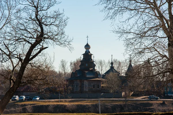 Paisaje de la vieja ciudad rusa con iglesia. Vista del paisaje urbano de Suzdal . — Foto de Stock