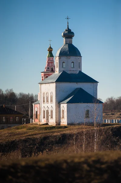 Vecchio paesaggio urbano russo con chiesa. Veduta del paesaggio urbano di Suzdal . — Foto Stock