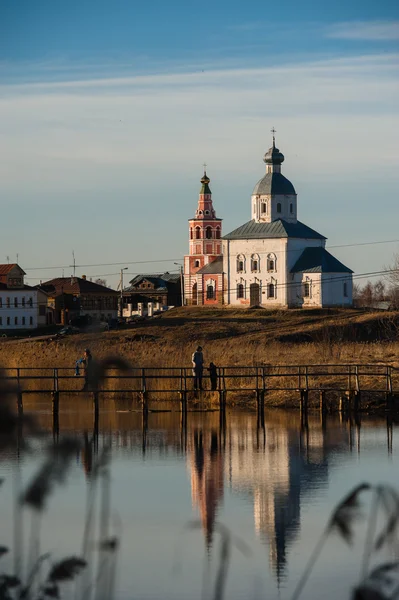 Vecchio paesaggio urbano russo con chiesa. Veduta del paesaggio urbano di Suzdal . — Foto Stock