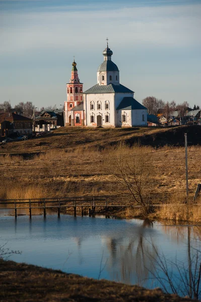 Старый русский городской пейзаж с церковью. Вид на город Суздаль . — стоковое фото