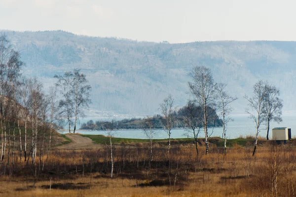 Primavera na Circum-Baikal Road para o sul do Lago Baikal — Fotografia de Stock