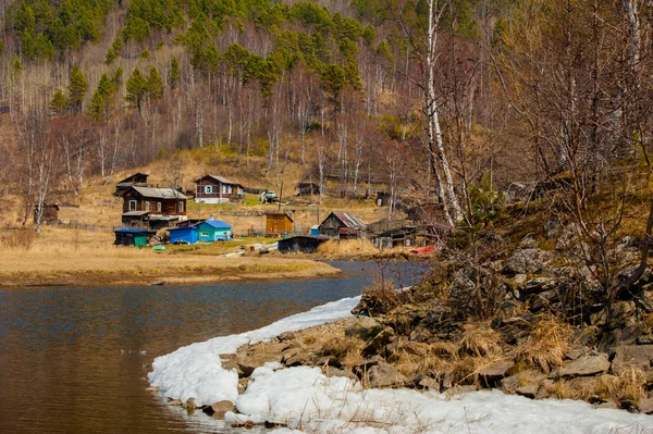 Primavera na Circum-Baikal Road para o sul do Lago Baikal — Fotografia de Stock