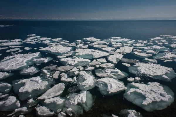 Printemps sur Circum-Baikal Road au sud du lac Baïkal — Photo