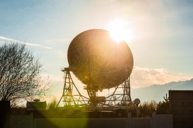 Güneş gün Zirvesi'nde üzerinde çanak antenler