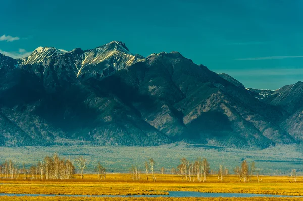 Güzel bahar manzara, Batı Sayan Dağları — Stok fotoğraf