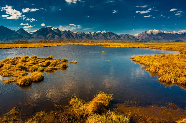 Hermoso paisaje primaveral de las montañas Sayan occidentales — Foto de Stock