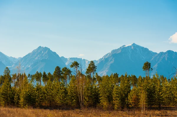 Bela paisagem de primavera das montanhas ocidentais de Sayan — Fotografia de Stock