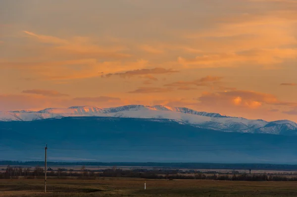 Bela paisagem de primavera das montanhas ocidentais de Sayan — Fotografia de Stock