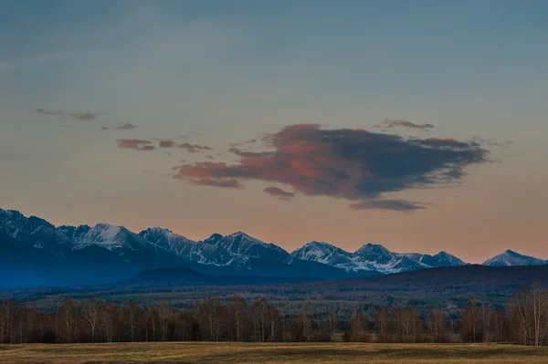 Bela paisagem de primavera das montanhas ocidentais de Sayan — Fotografia de Stock