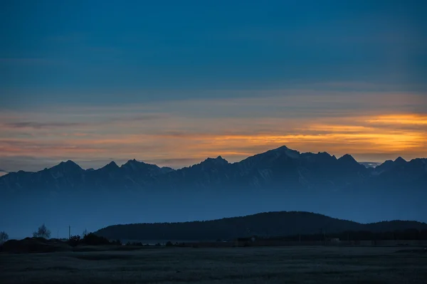 Bellissimo paesaggio primaverile delle montagne del Sayan occidentale — Foto Stock