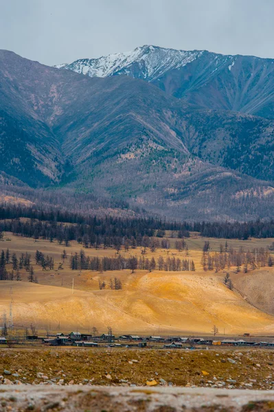 Wunderschöne Frühlingslandschaft der westlichen sakischen Berge — Stockfoto