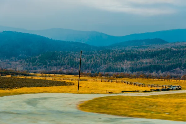 Hermoso paisaje primaveral de las montañas Sayan occidentales — Foto de Stock